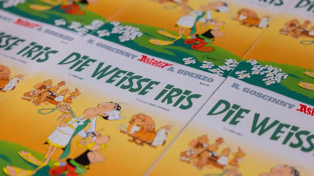 Ausgaben des neuen Asterix-Bandes mit dem Titel «Die weiße Iris» werden in einer Logistikhalle konfektioniert und in Displays für den Einzelhandel verpackt. - Bild: Rolf Vennenbernd/dpa