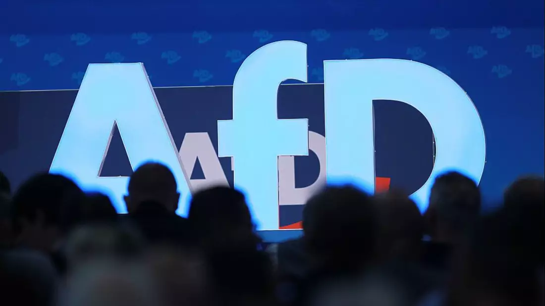 Logo auf AfD-Parteitag (Archiv) - Bild: über dts Nachrichtenagentur