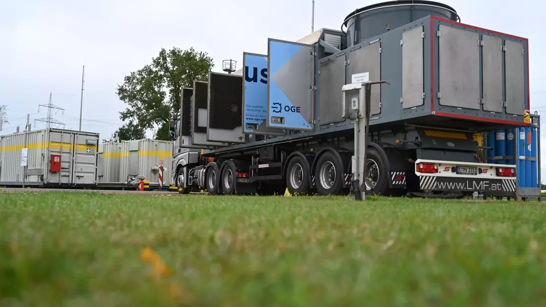 Der mobile Verdichter «Optimus» mit geöffneten Türen gibt Einblick ins Innere. Dieser beginnt damit, das Erdgas aus den Leitungsabschnitten Emsbüren-Bad Bentheim und Bad Bentheim-Legden zu entnehmen sowie es in einen anderen Leitungsabschnitt umzupumpen. - Bild: Lars Penning/dpa