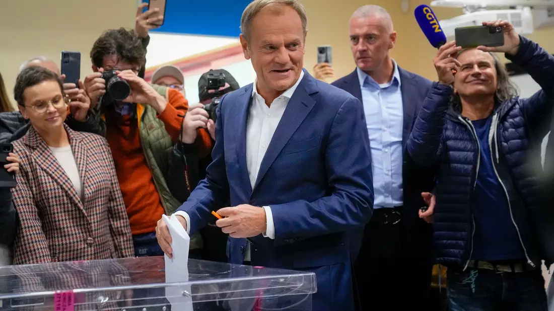Donald Tusk (M), Oppositionsführer von Polen, bei der Stimmabgabe für die Parlamentswahl. - Bild: Petr David Josek/AP/dpa