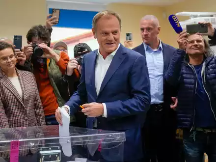 Donald Tusk (M), Oppositionsführer von Polen, bei der Stimmabgabe für die Parlamentswahl. - Foto: Petr David Josek/AP/dpa