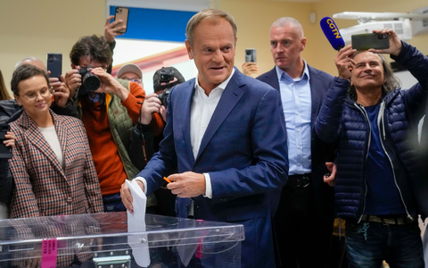 Donald Tusk (M), OppositionsfĂŒhrer von Polen, bei der Stimmabgabe fĂŒr die Parlamentswahl. - Foto: Petr David Josek/AP/dpa Donald Tusk (M), OppositionsfĂŒhrer von Polen, bei der Stimmabgabe fĂŒr die Parlamentswahl. - Foto: Petr David Josek/AP/dpa