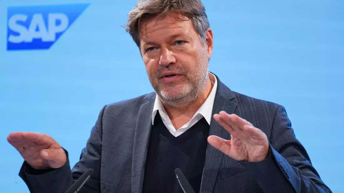 Wirtschaftsminister Robert Habeck gibt auf dem militärischen Teil des Flughafens «Willy Brandt» vor seinem Abflug nach London ein Statement. - Bild: Soeren Stache/dpa