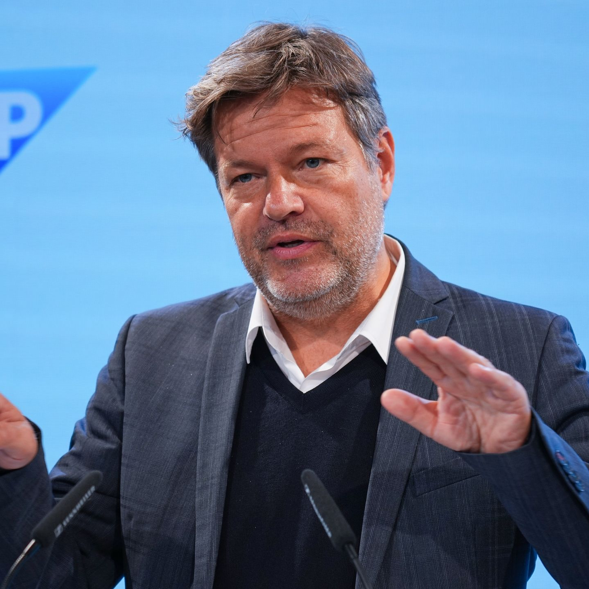 Wirtschaftsminister Robert Habeck gibt auf dem militärischen Teil des Flughafens «Willy Brandt» vor seinem Abflug nach London ein Statement. - Foto: Soeren Stache/dpa