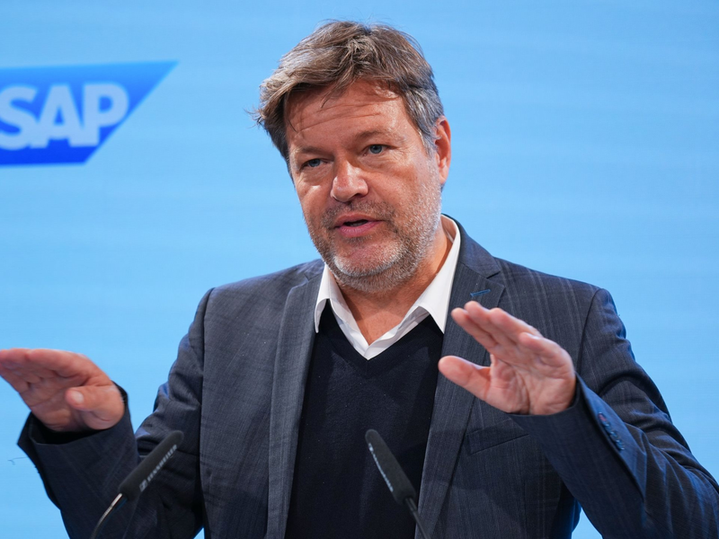 Wirtschaftsminister Robert Habeck gibt auf dem militärischen Teil des Flughafens «Willy Brandt» vor seinem Abflug nach London ein Statement. - Foto: Soeren Stache/dpa