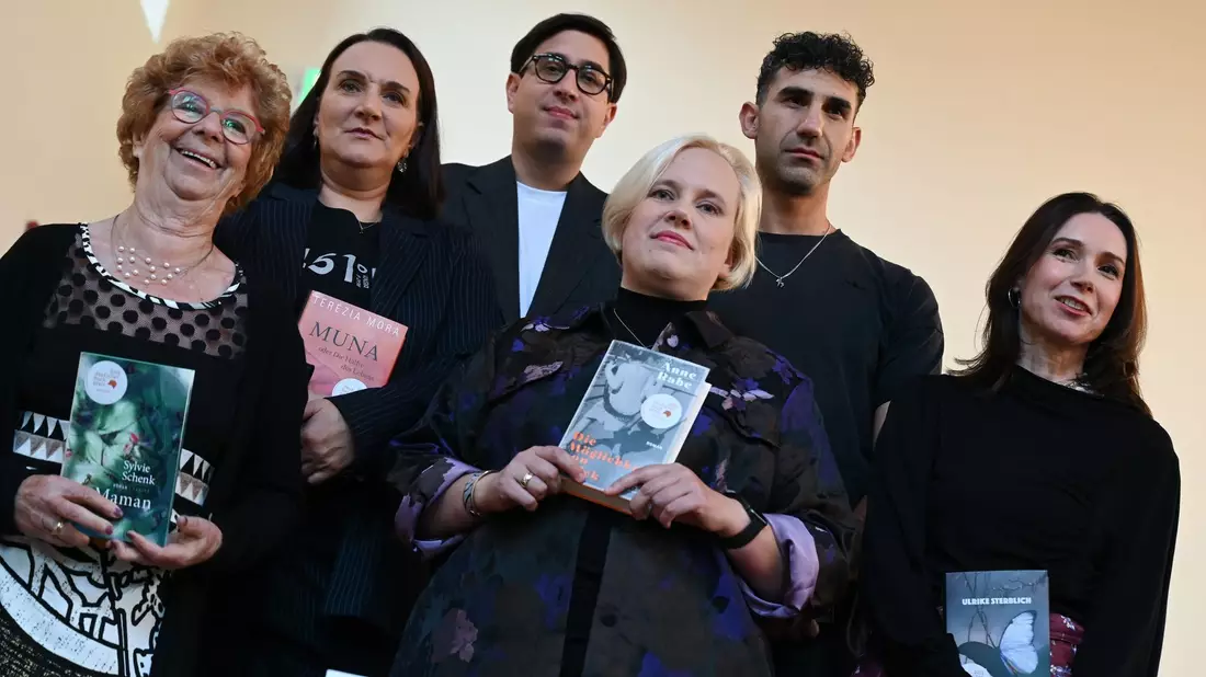 Karin Schmidt-Friderichs, Vorsteherin des Börsenvereins des Deutschen Buchhandels, zeichnet Tonio Schachinger mit dem Deutschen Buchpreis aus. - Bild: Arne Dedert/dpa