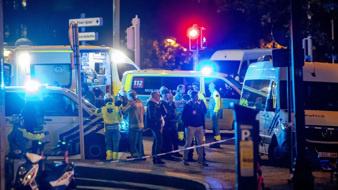 Polizisten ermitteln am Tatort in Brüssel. - Bild: Hatim Kaghat/Belga/dpa