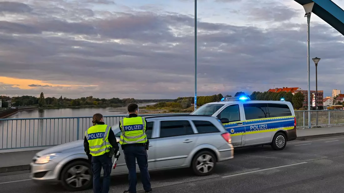 Im Kampf gegen illegale Migration geht die Polizei auch gegen Schleuser vor - doch es mangelt an Personal und Technik. - Bild: Patrick Pleul/dpa