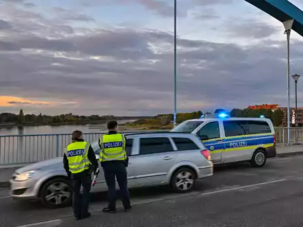 Die Bundespolizei hat am deutsch-polnischen Grenzübergang Stadtbrücke zwischen Frankfurt (Oder) und Slubice mit festen Kontrollen begonnen. - Foto: Patrick Pleul/dpa