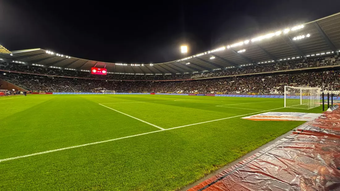 Das Spielfeld nach Abbruch des Spiels. - Bild: Geert Vanden Wijngaert/AP/dpa