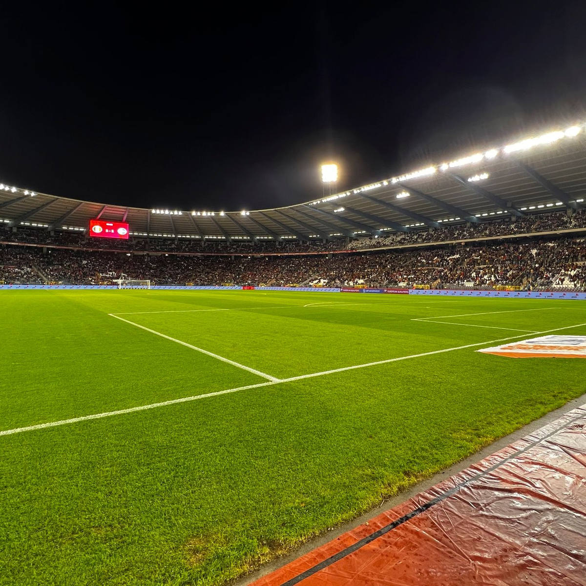 Das Spielfeld nach Abbruch des Spiels. - Foto: Geert Vanden Wijngaert/AP/dpa