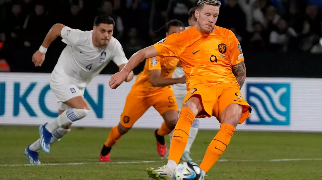 Wout Weghorst verschoß einen Elfmeter, Virgil van Dijk machte es kurz vor Schluss vom Punkt besser. - Bild: Thanassis Stavrakis/AP/dpa