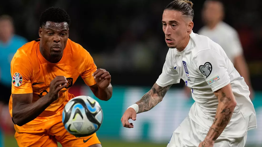 Für Denzel Dumfries (l) und die Niederlande kam es in Griechenland zum Showdown. - Bild: Thanassis Stavrakis/AP/dpa