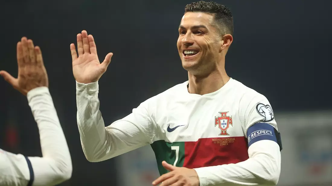 Cristiano Ronaldo und Portugal siegten in Bosnien-Herzegowina deutlich mit 5:0. - Bild: Armin Durgut/AP/dpa