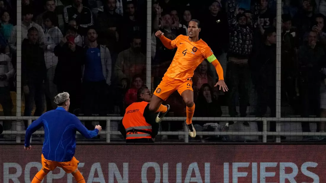 Virgil van Dijk erzielte kurz vor Schluss den wichtigen Siegtreffer für die Niederlande. - Bild: Thanassis Stavrakis/AP/dpa