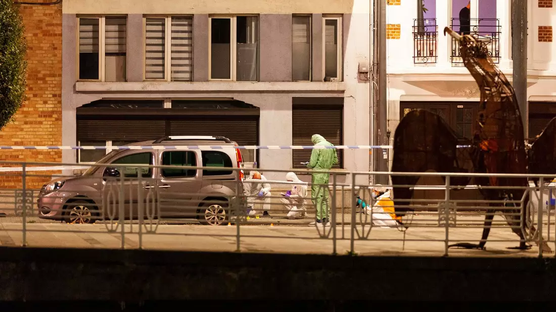 Ermittler arbeiten am Ort der Schießerei in Brüssel. - Bild: Nicolas Landemard/AP/dpa