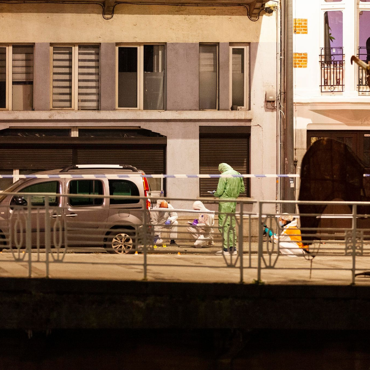 Ermittler arbeiten am Ort der Schießerei in Brüssel. - Foto: Nicolas Landemard/AP/dpa