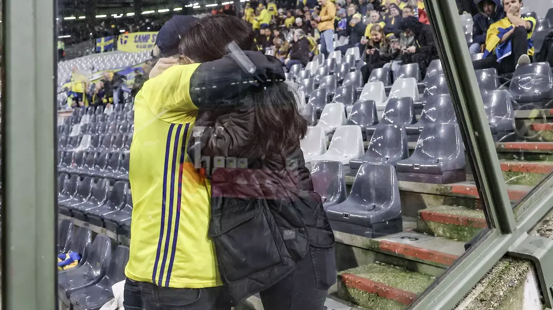 Schwedische Fußballfans spenden sich Trost. Das EM-Qualifikationsspiel zwischen Belgien und Schweden wurde nach den Schüssen in Brüssel abgebrochen. - Bild: Bruno Fahy/Belga/dpa