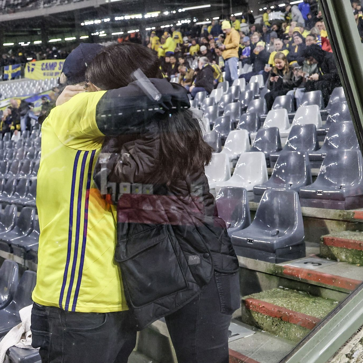 Schwedische Fußballfans spenden sich Trost. Das EM-Qualifikationsspiel zwischen Belgien und Schweden wurde nach den Schüssen in Brüssel abgebrochen. - Foto: Bruno Fahy/Belga/dpa