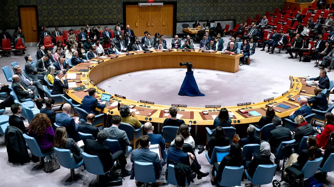 Der palästinensische UN-Botschafter Riyad Mansour (rechts im Hintergrund) spricht bei den Vereinten Nationen in New York zu den Mitgliedern des Sicherheitsrats. - Bild: Craig Ruttle/AP/dpa