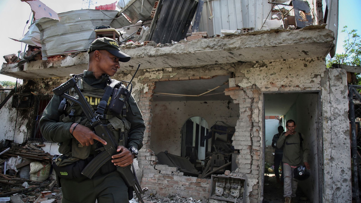 Polizisten stehen nach der Explosion einer Autobombe Wache im kolumbianischen Jamundi. - Foto: Andres Quintero/AP
