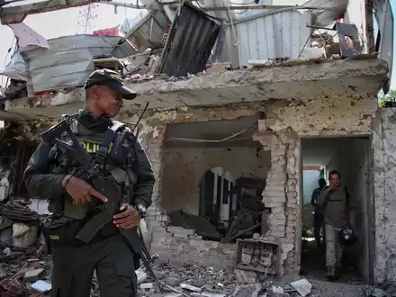 Polizisten stehen nach der Explosion einer Autobombe Wache im kolumbianischen Jamundi. - Foto: Andres Quintero/AP