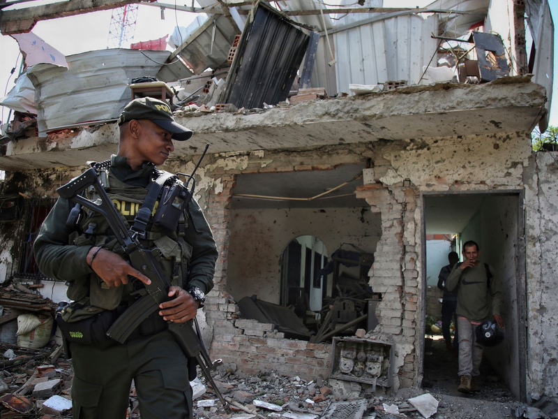 Polizisten stehen nach der Explosion einer Autobombe Wache im kolumbianischen Jamundi. - Foto: Andres Quintero/AP