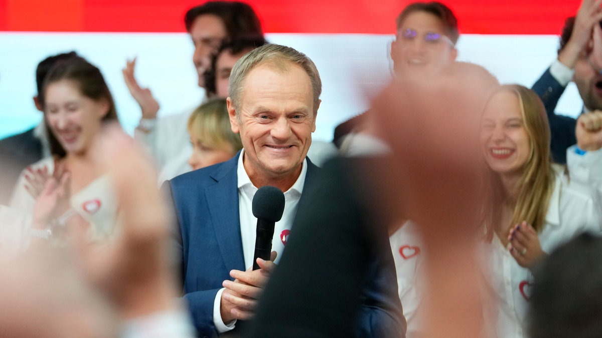 Donald Tusk, ehemaliger polnischer Ministerpräsident und Oppositionsführer, in der Parteizentrale seiner Partei in Warschau. - Foto: Petr David Josek/AP