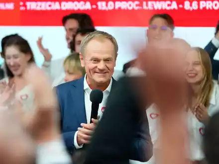 Donald Tusk, ehemaliger polnischer MinisterprĂ€sident und OppositionsfĂŒhrer, in der Parteizentrale seiner Partei in Warschau. - Foto: Petr David Josek/AP