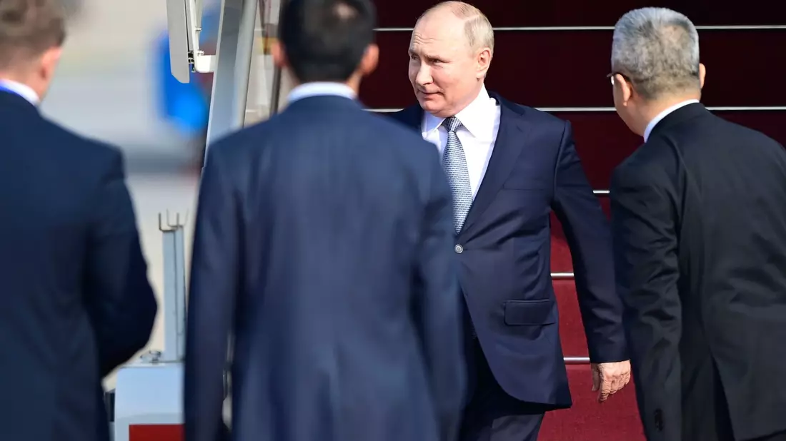Kremlchef Wladimir Putin wird in Peking Chinas Staats- und Parteichef Xi Jinping treffen. - Bild: Parker Song/Kyodo News Pool via AP/dpa