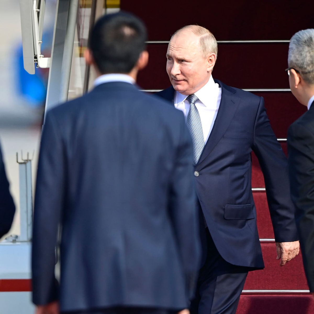 Kremlchef Wladimir Putin wird in Peking Chinas Staats- und Parteichef Xi Jinping treffen. - Foto: Parker Song/Kyodo News Pool via AP/dpa