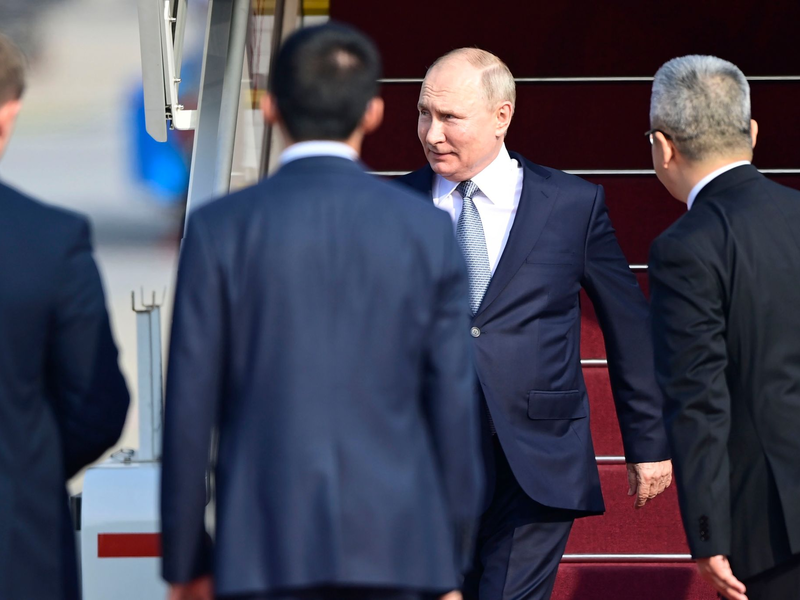 Kremlchef Wladimir Putin wird in Peking Chinas Staats- und Parteichef Xi Jinping treffen. - Foto: Parker Song/Kyodo News Pool via AP/dpa