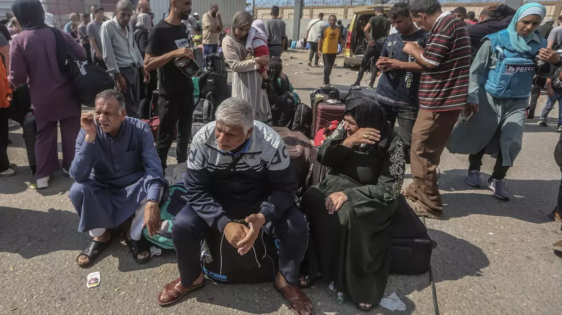 Palästinenser, einige mit ausländischen Pässen, warten am Grenzübergang Rafah auf Hilfe und eine mögliche Einreise nach Ägypten. - Bild: Mohammed Talatene/dpa
