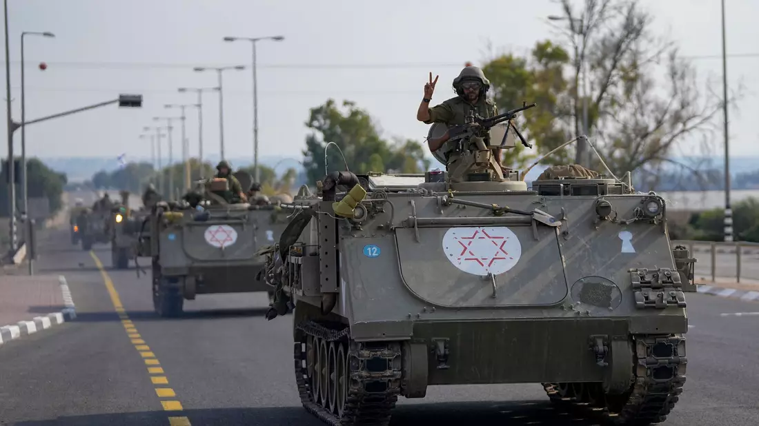 Israelische Militärfahrzeuge bewegen sich im Süden Israels auf die Grenze zum Gazastreifen zu. - Bild: Ohad Zwigenberg/AP/dpa