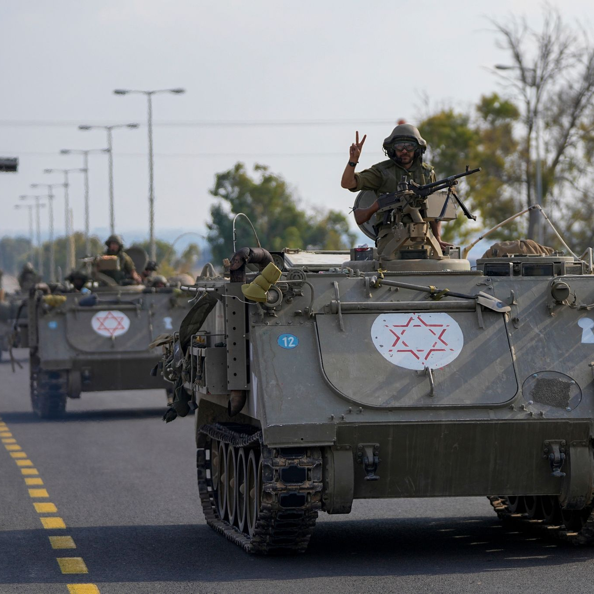 Israelische Militärfahrzeuge bewegen sich im Süden Israels auf die Grenze zum Gazastreifen zu. - Foto: Ohad Zwigenberg/AP/dpa