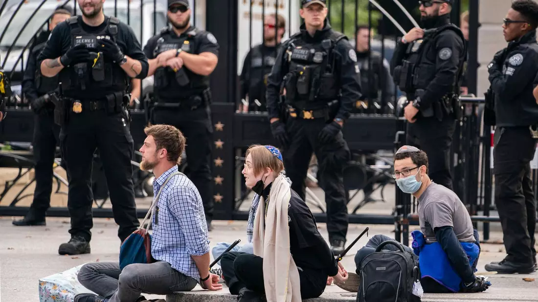 Der Secret Service nimmt in Washington Demonstranten fest, weil sie während ihres Protests für einen Waffenstillstand im Gazastreifen den Eingang zum Weißen Haus blockiert haben. - Bild: Nathan Howard/AP/dpa