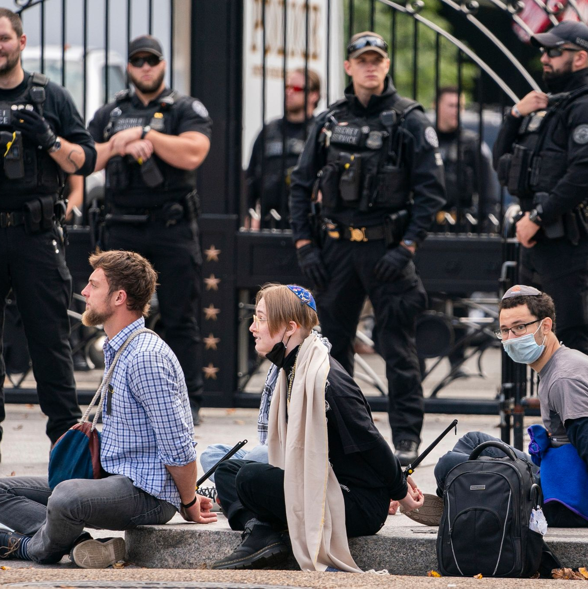 Der Secret Service nimmt in Washington Demonstranten fest, weil sie während ihres Protests für einen Waffenstillstand im Gazastreifen den Eingang zum Weißen Haus blockiert haben. - Foto: Nathan Howard/AP/dpa