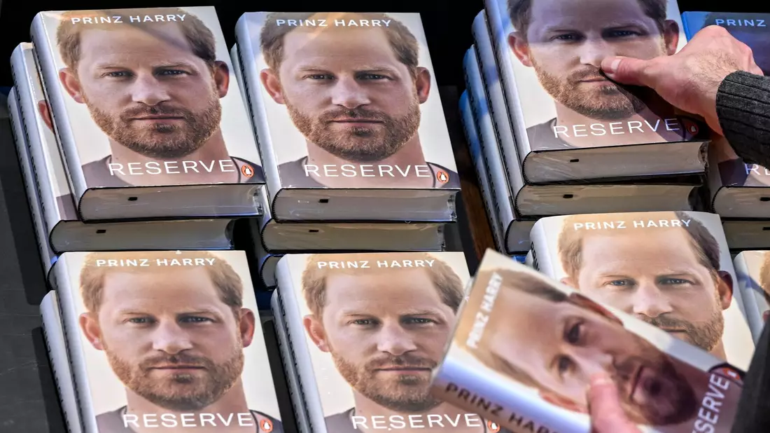 Zum Bestseller avancierten die Memoiren von Prinz Harry, die auf Deutsch unter dem Titel «Reserve» erschienen. - Bild: Jens Kalaene/dpa