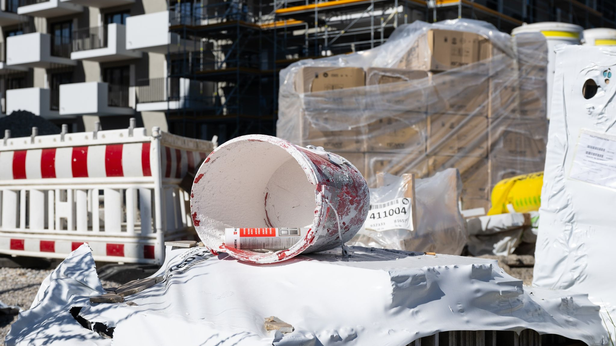 Baumaterial an der Baustelle eines Neubaus in München. Vor allem mineralische Baustoffe wie Zement oder Bausand sind noch mal deutlich teurer geworden. - Foto: Sven Hoppe/dpa