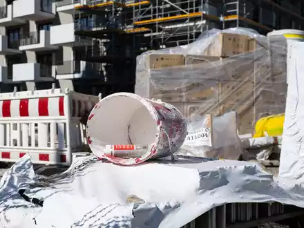 Baumaterial an der Baustelle eines Neubaus in München. Vor allem mineralische Baustoffe wie Zement oder Bausand sind noch mal deutlich teurer geworden. - Foto: Sven Hoppe/dpa