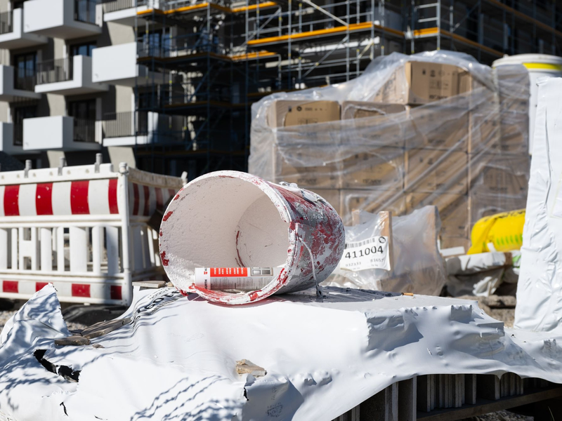 Baumaterial an der Baustelle eines Neubaus in München. Vor allem mineralische Baustoffe wie Zement oder Bausand sind noch mal deutlich teurer geworden. - Foto: Sven Hoppe/dpa