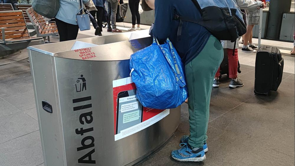 Eine Frau wühlt in einem Abfalleimer (Archiv) - Foto: über dts Nachrichtenagentur