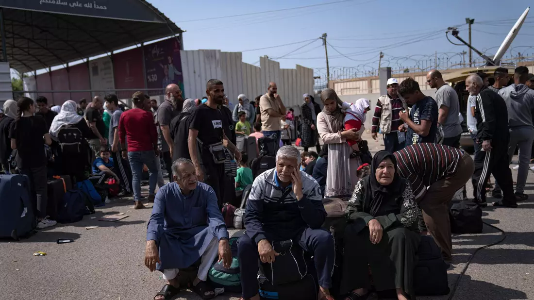 Palästinenser warten am Grenzübergang Rafah auf die Einreise nach Ägypten. - Bild: Fatima Shbair/AP/dpa