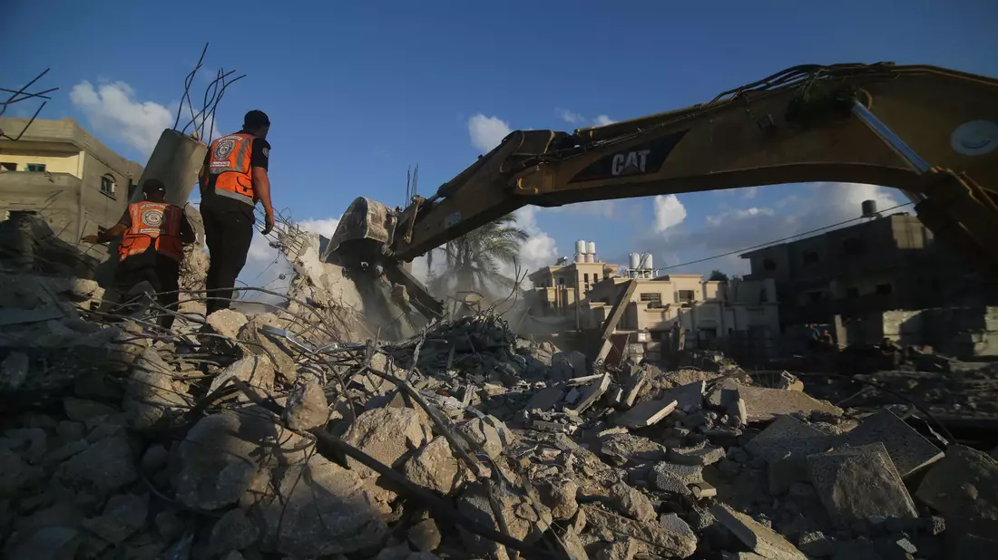Menschen suchen in den Trümmern eines bei israelischen Luftangriffen zerstörten Gebäudes in Rafah nach Überlebenden. - Bild: Khaled Omar/XinHua/dpa