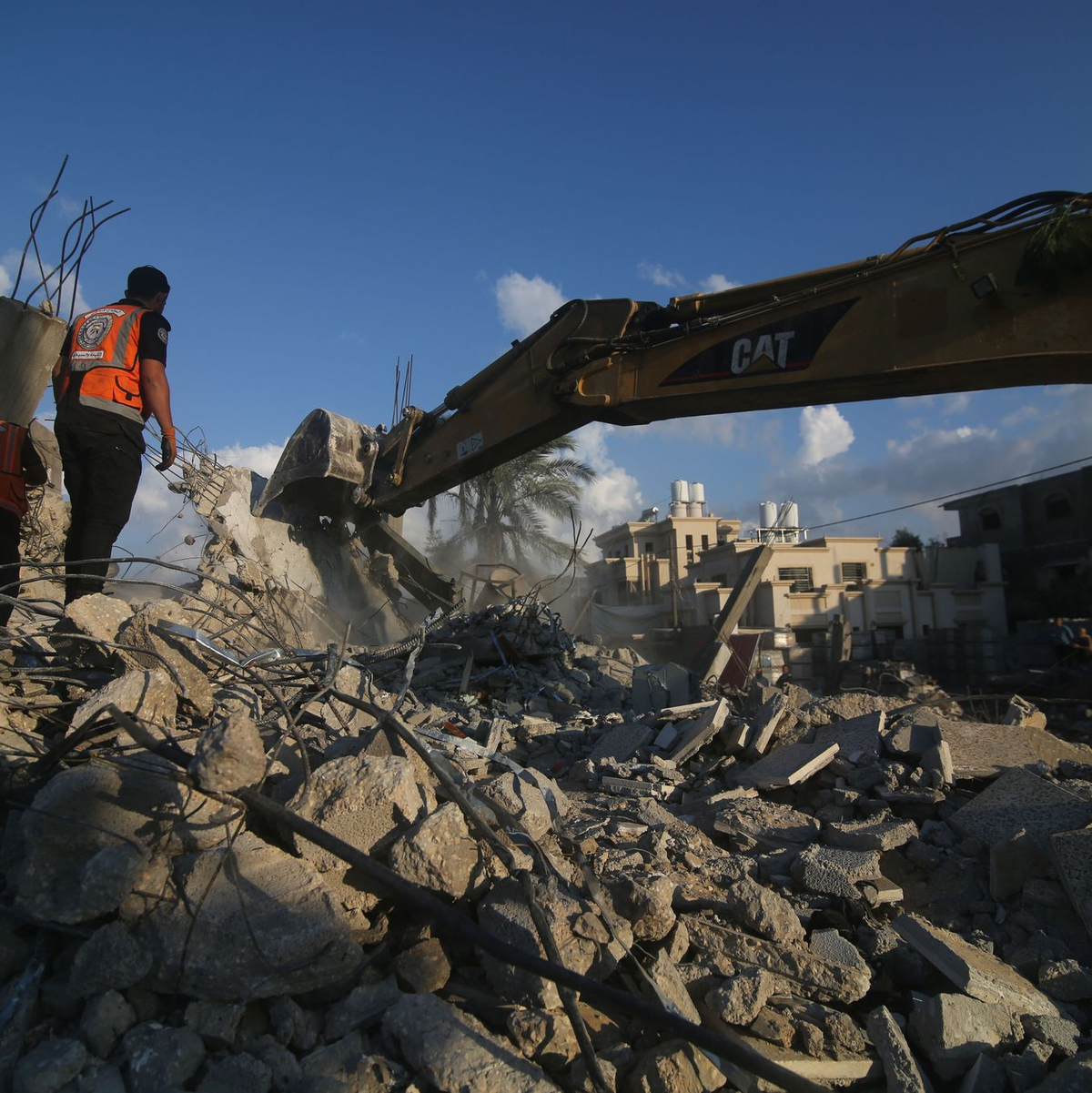 Menschen suchen in den Trümmern eines bei israelischen Luftangriffen zerstörten Gebäudes in Rafah nach Überlebenden. - Foto: Khaled Omar/XinHua/dpa