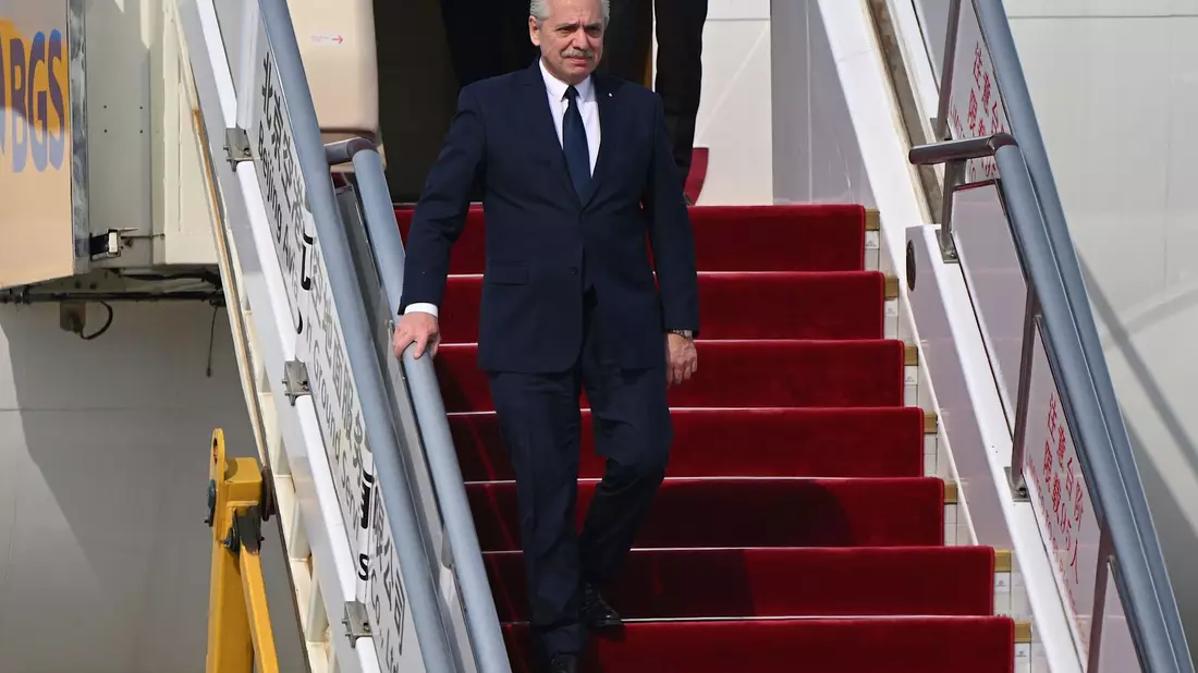 Alberto Fernandez, Präsident von Argentinien, trifft vor dem Belt and Road Forum  (BRF) auf dem Flughafen von Peking ein. In Peking beginnt das dritte große Treffen zur chinesischen Infrastruktur-Initiative der «Neuen Seidenstraße». - Bild: Jade Gao/AFP Pool/AP/dpa