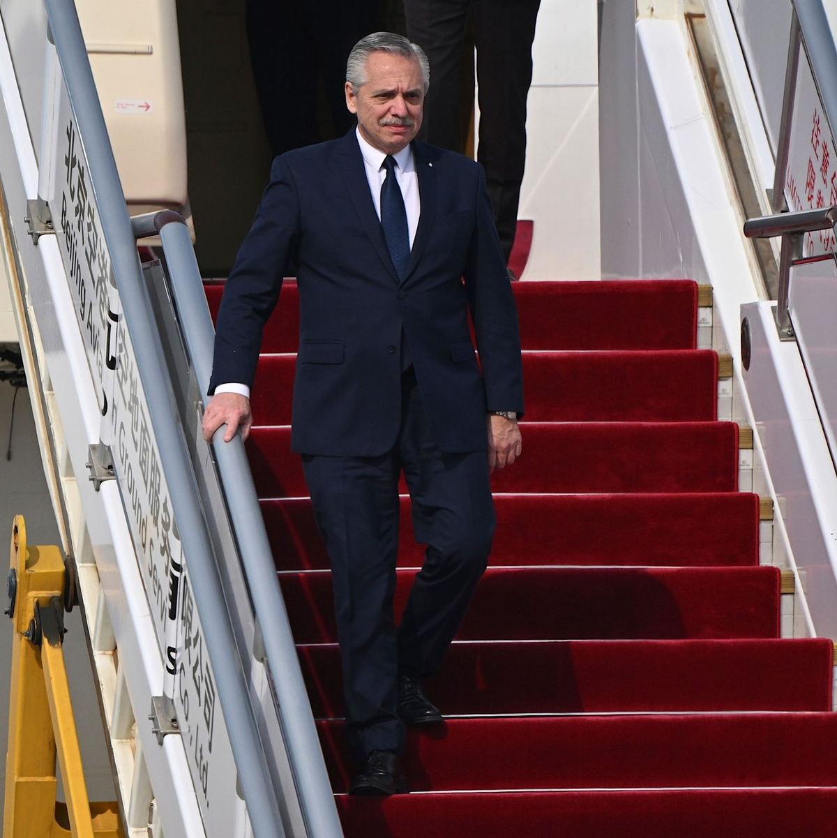 Alberto Fernandez, Präsident von Argentinien, trifft vor dem Belt and Road Forum  (BRF) auf dem Flughafen von Peking ein. In Peking beginnt das dritte große Treffen zur chinesischen Infrastruktur-Initiative der «Neuen Seidenstraße». - Foto: Jade Gao/AFP Pool/AP/dpa