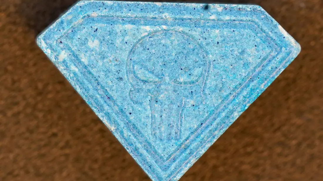 Ein 13-jähriges Mädchen starb im Sommer nach dem Konsum der Ecstasy-Pille «Blue Punisher». - Bild: -/drugchecking Projekt Berlin/dpa