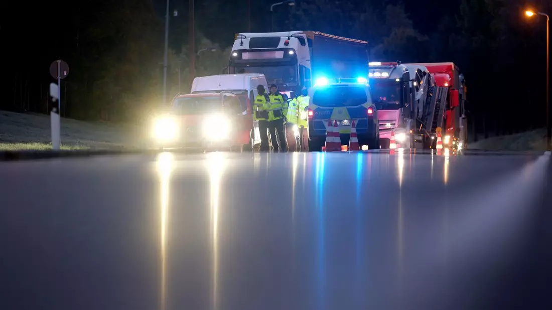 Bundespolizisten kontrollieren nahe der deutsch-tschechischen Grenze einen LKW. - Bild: Sebastian Willnow/dpa