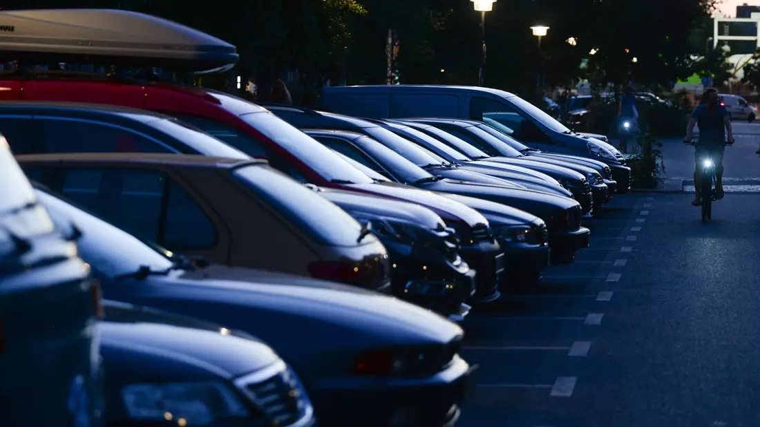 Autos parken am Abend dicht an dicht in der Oderberger Straße in Berlin. - Bild: Jens Kalaene/dpa-Zentralbild/ZB